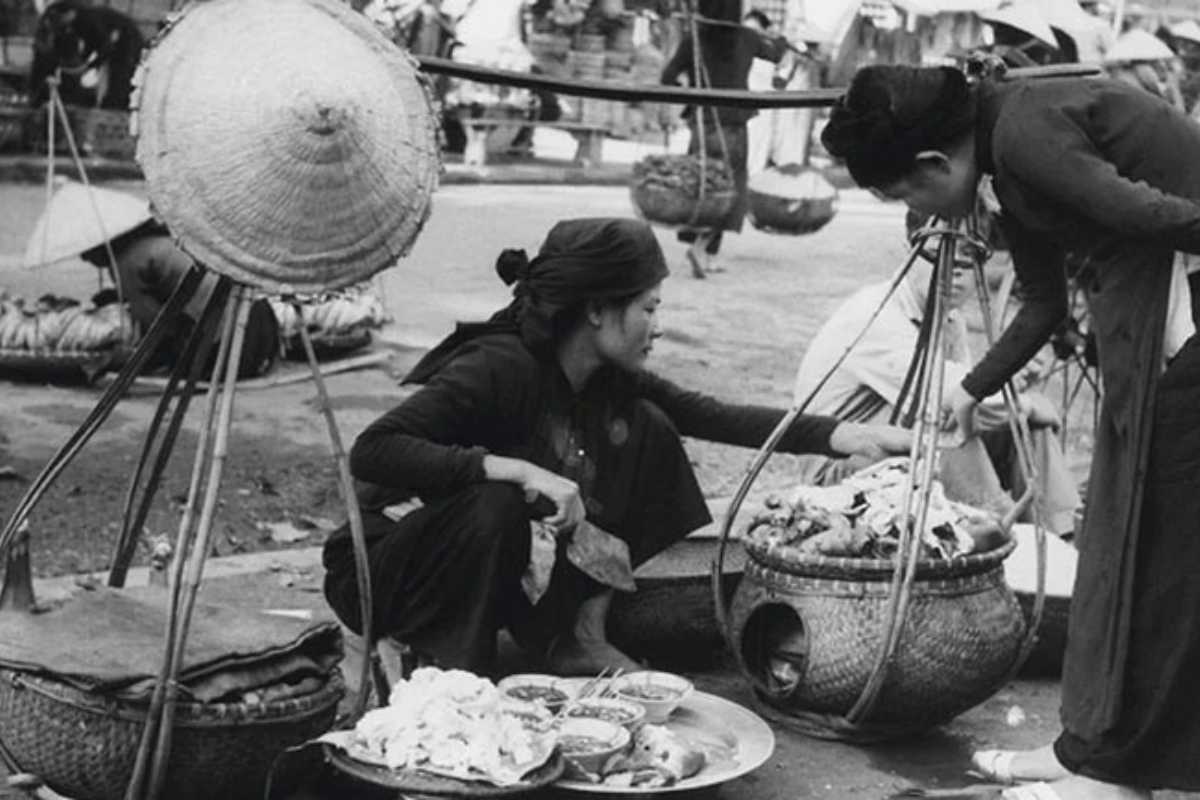 In the past, pho vendors carried their stalls across the streets of Hanoi