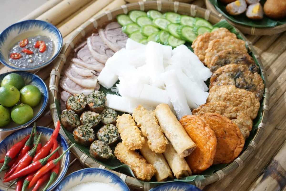 Sliced green rice pork patties and boiled pork are arranged attractively